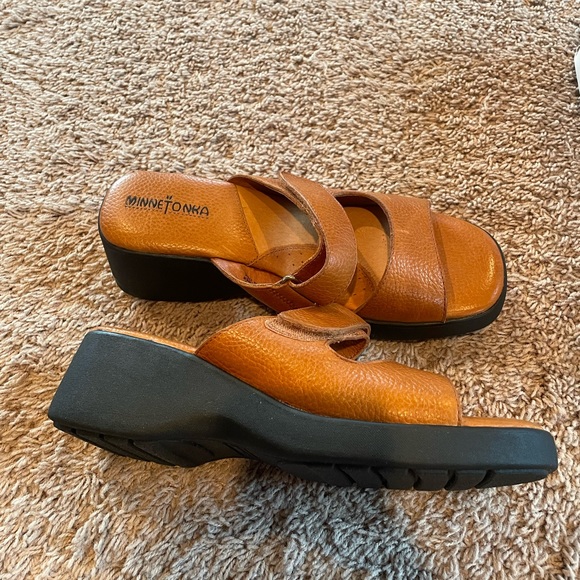 Minnetonka Casual Velcro Slides NEW IN BOX - Picture 2 of 6